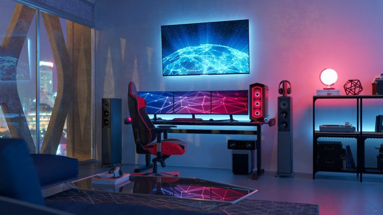 Modern Gaming-Zimmer mit RGB-Beleuchtung, Computerdesk und bequemem Stuhl.